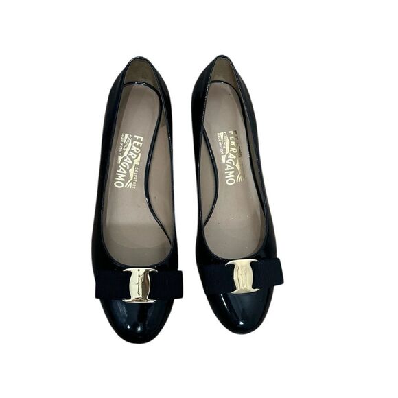 Salvatore FERRAGAMO VARA Low pumps in black patent leather - Picture 8 of 17